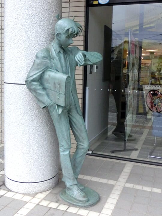 patung shinichi di depan museum Aoyama Gosho