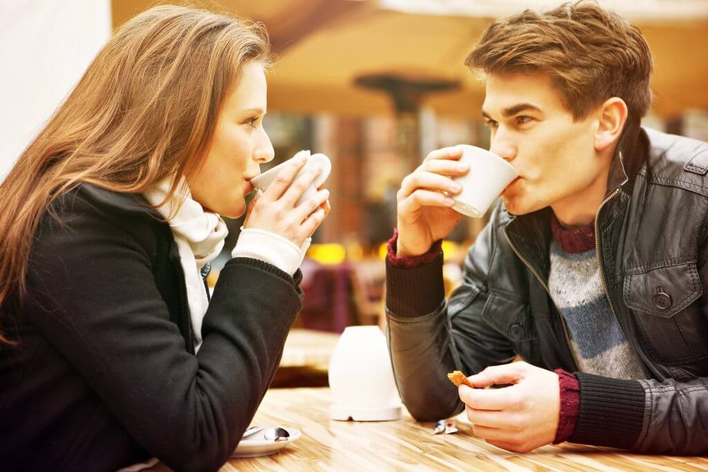 sweet-couple-drinks-tea-for-freshness