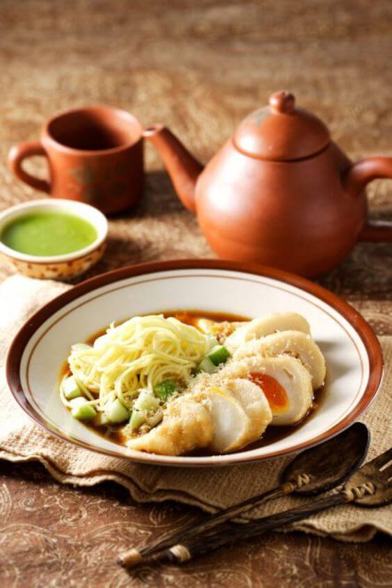 15 Gambar Makanan Khas Indonesia Terlezat Yang Membuatmu Mau Makan Terus 5 Makanan-Indonesia-Pempek