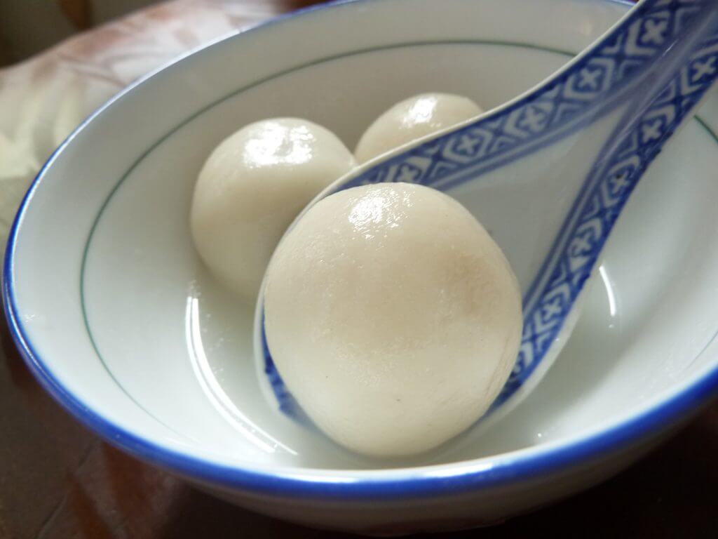 merayakan imlek makan onde-onde