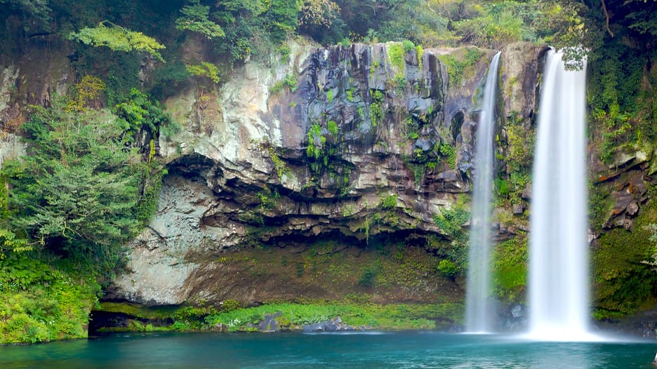 tempat wisata di korea Air Terjun Cheonjiyeon