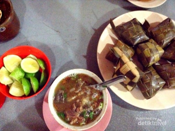 ketupat lebaran dengan coto makasar