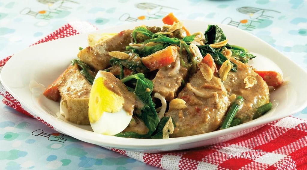 ketupat lebaran dengan gado-gado