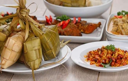 ketupat lebaran dengan sambal goreng