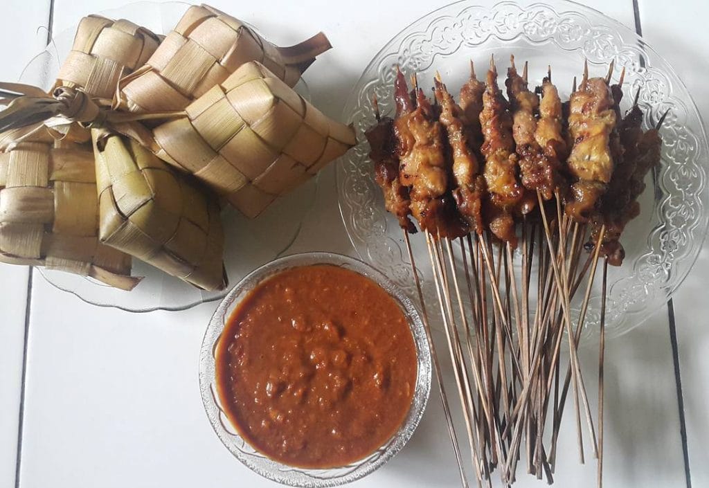 ketupat lebaran dengan sate