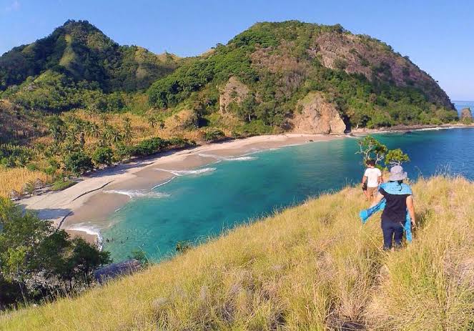 pantai-di-ntt-pantai-koka