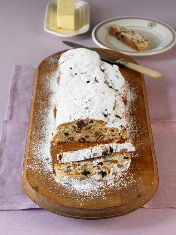 makanan-manis-saat-natal-08-fruity-stollen-cake