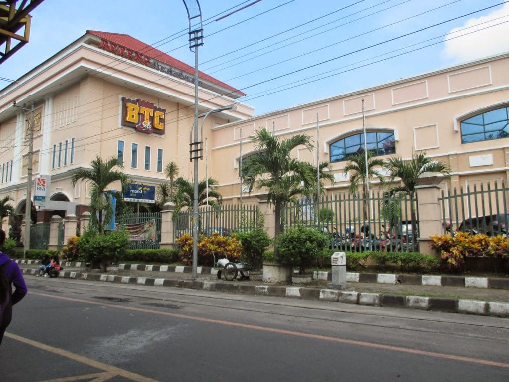 tempat-belanja-oleh-oleh-di-solo-10-beteng-trade-center