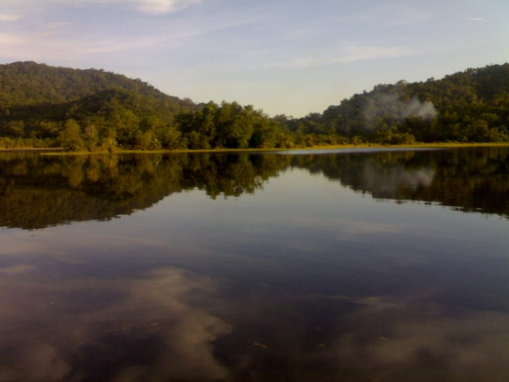 wisata-alam-di-sambas-01-danau-sebedang