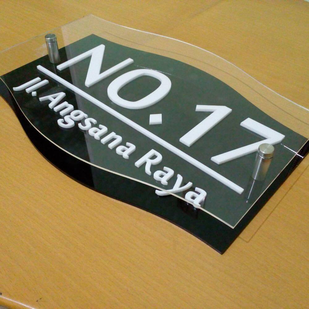 fungsi-acrylic-display-sebagai-hiasan-nomor-rumah