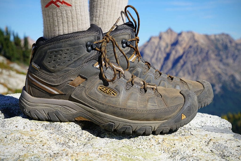 perlengkapan-mendaki-gunung-sepatu