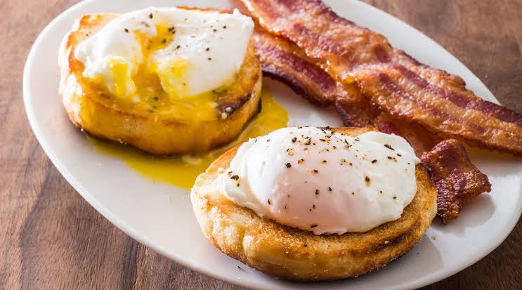 poached-egg-with-beacon-and-garlic-bread