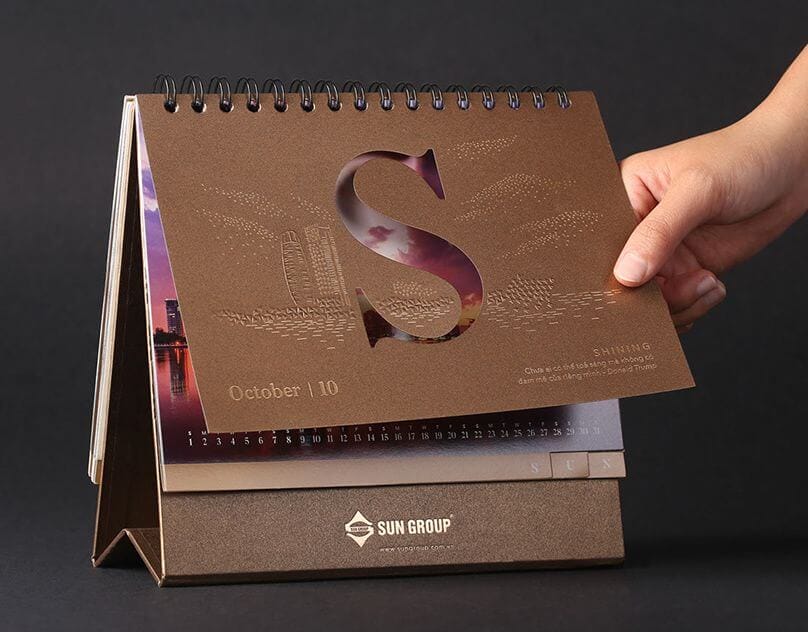<strong>Kreatif dan Fungsional: Maksimalkan Branding dengan Cetak Kalender Meja</strong> 2 cetak kalender meja