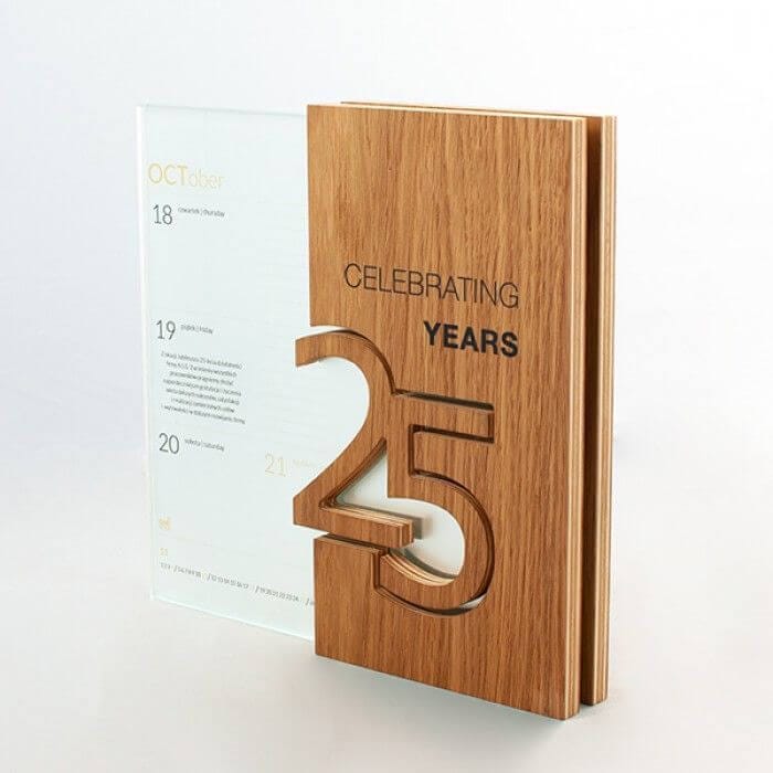 <strong>Kreatif dan Fungsional: Maksimalkan Branding dengan Cetak Kalender Meja</strong> 1 cetak kalender meja